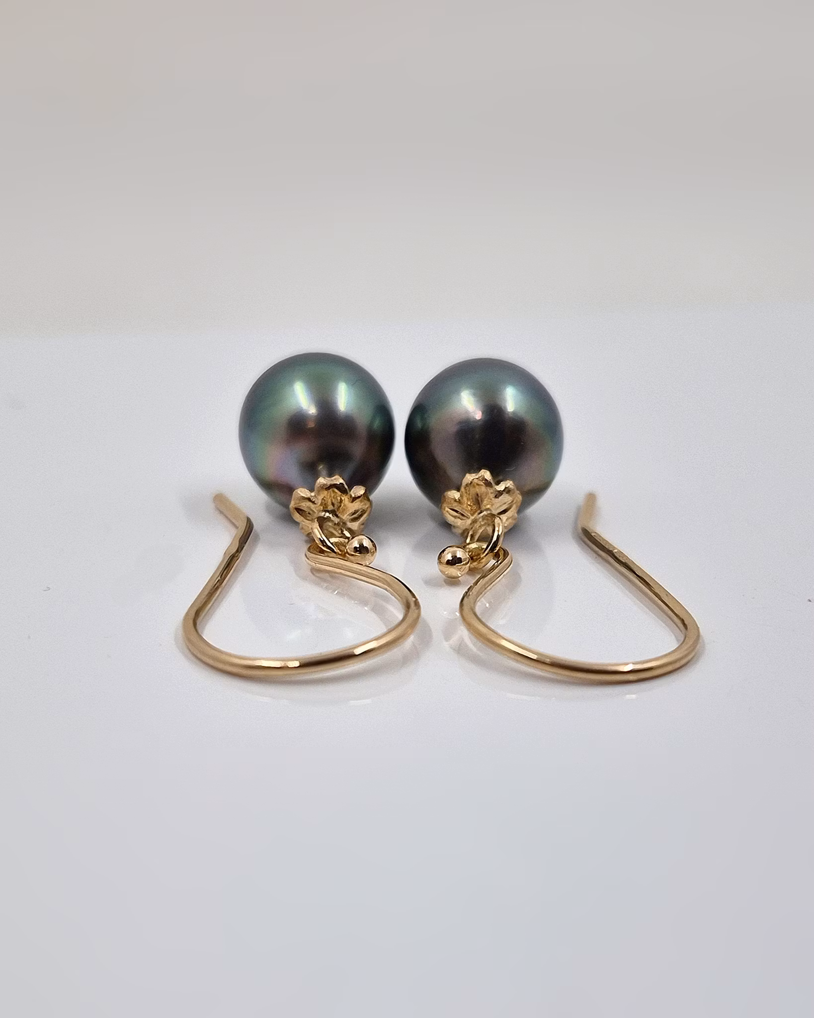 Tahitipärlor med Gullviva - örhängen i 18K guld