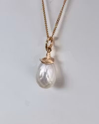 Sötvattenspärla med facetter - hänge i 18K guld