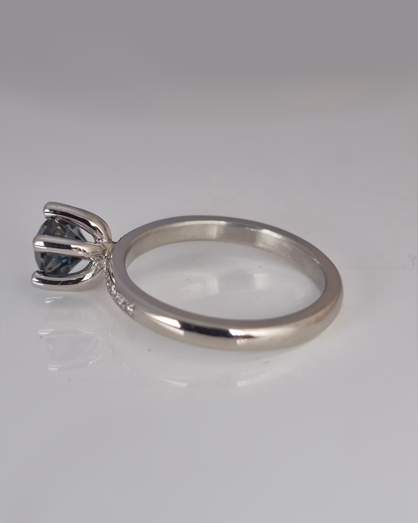 Precious six Mermaid - Safir och briljantring i vitt guld