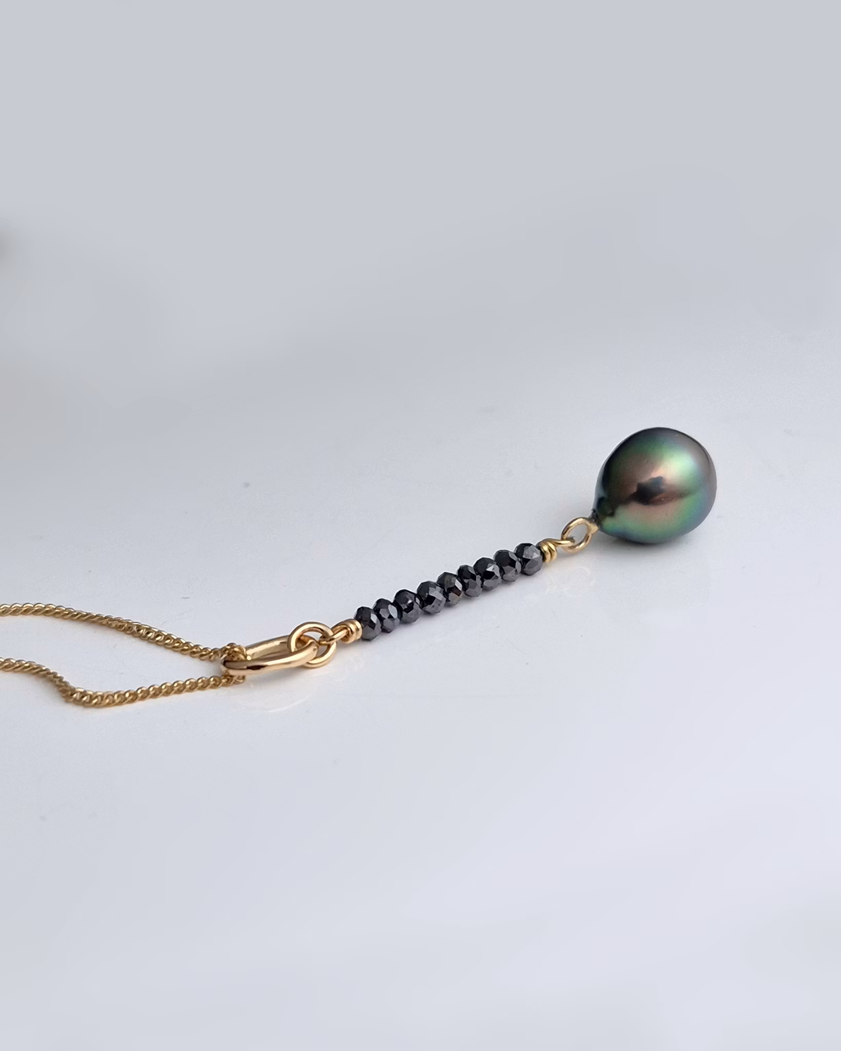 Svarta Diamanter med Tahitipärla - hängsmycke i 18K