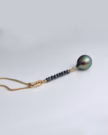 Svarta Diamanter med Tahitipärla - petit hängsmycke i 18K