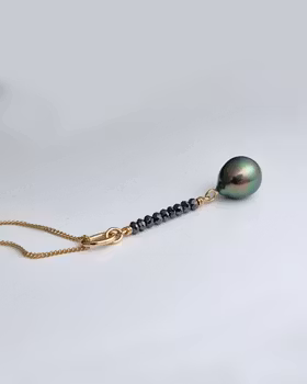 Svarta Diamanter med Tahitipärla - hängsmycke i 18K