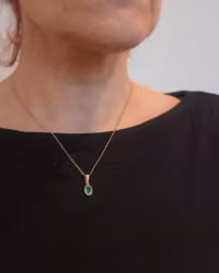 Smaragd med briljanter - hänge i 18K guld