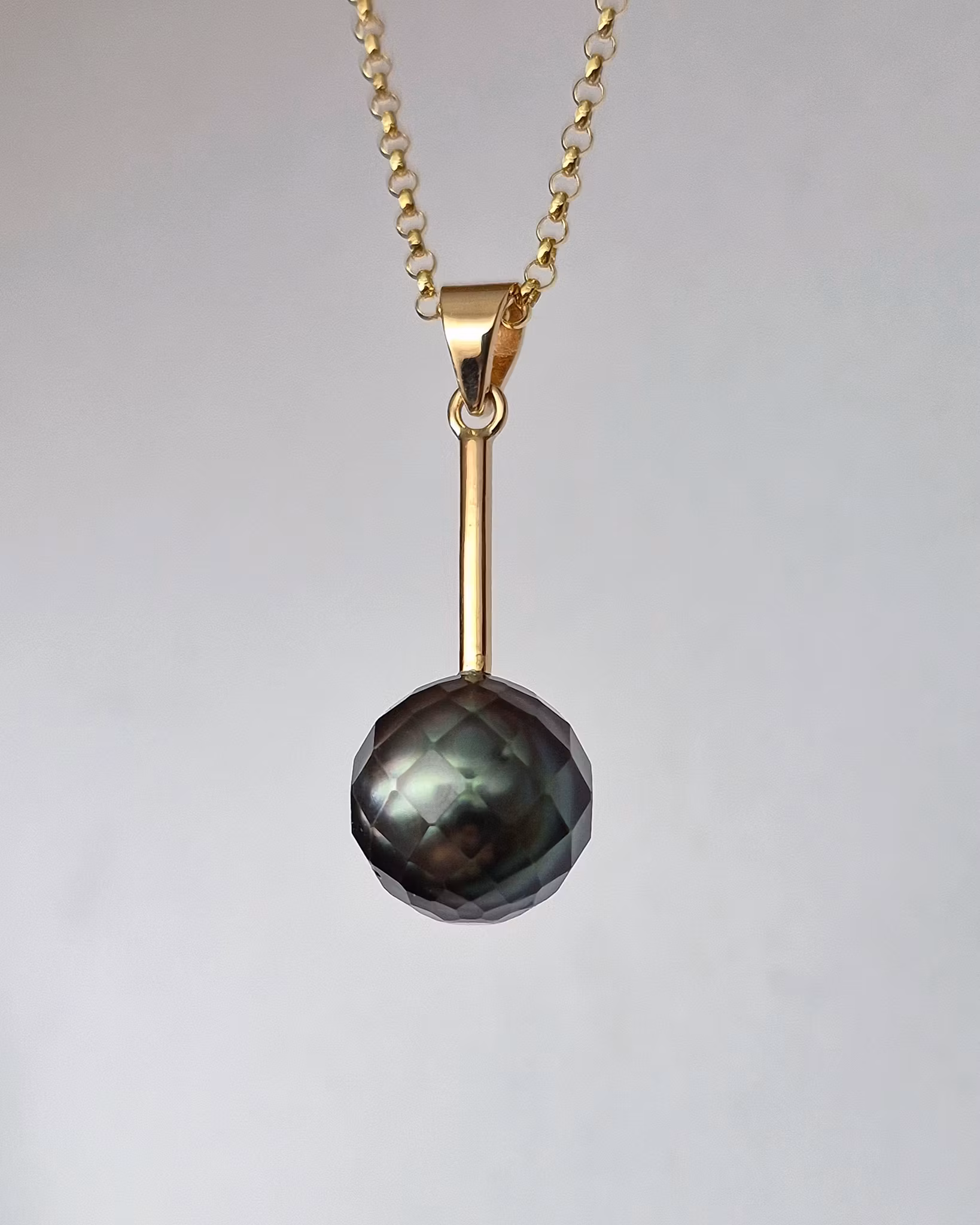 Hänge i 18K med facetterad Tahitipärla