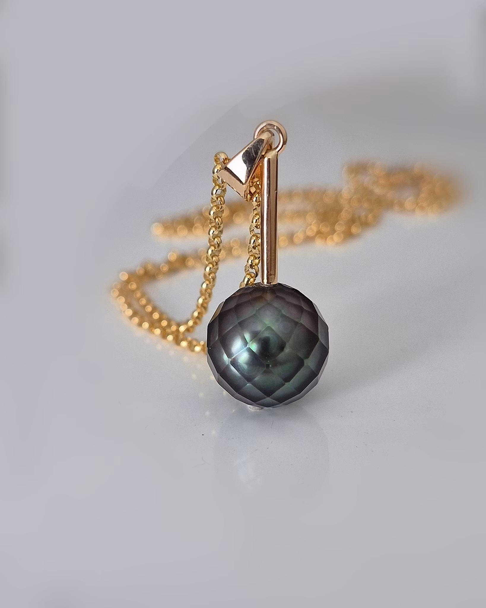 Hänge i 18K med facetterad Tahitipärla