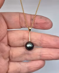 Hänge i 18K med facetterad Tahitipärla