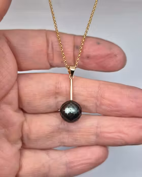 Hänge i 18K med facetterad Tahitipärla