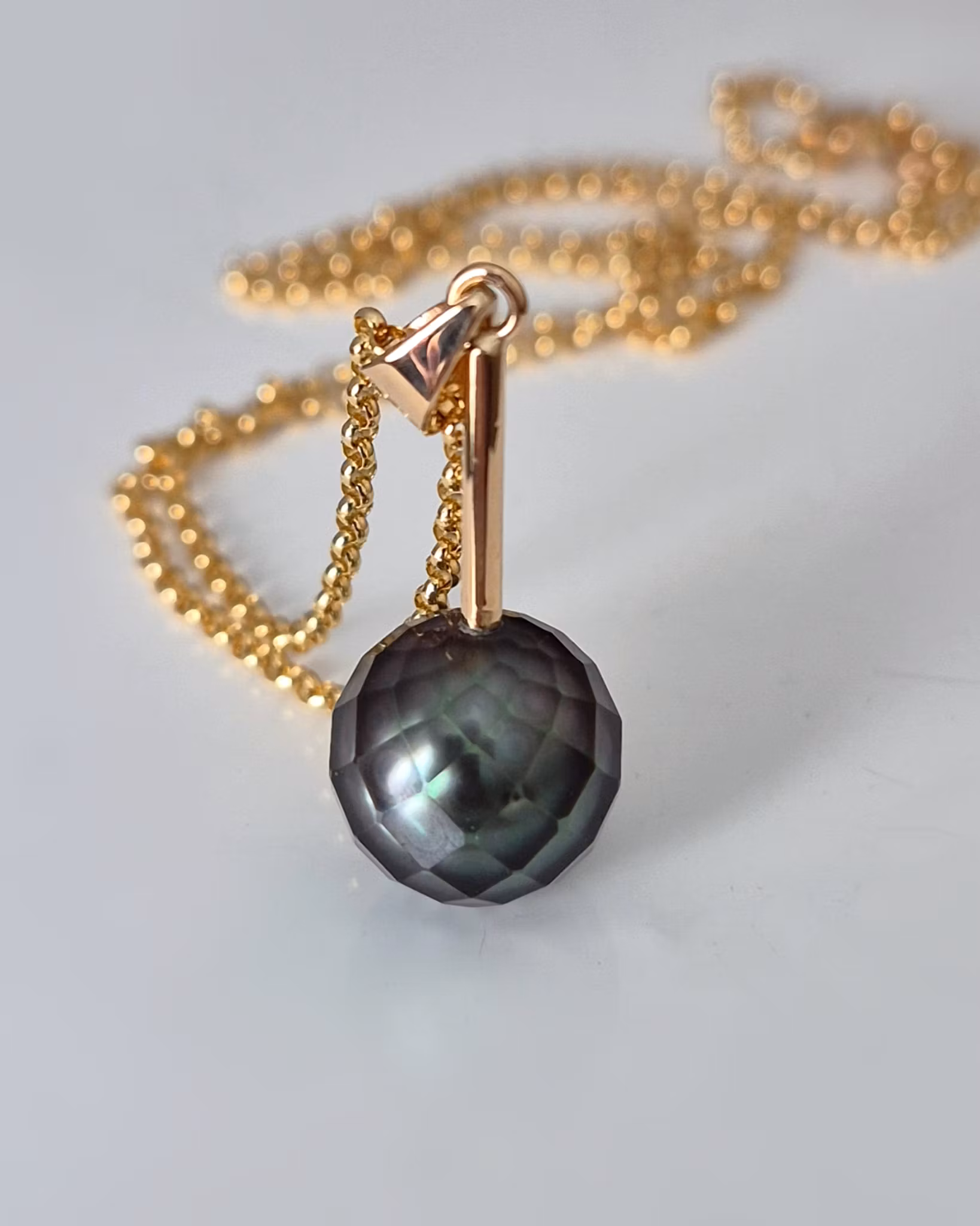 Hänge i 18K med facetterad Tahitipärla