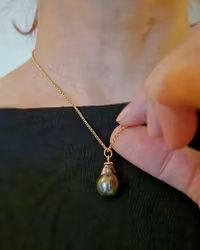 Tahitipärla med Gullviva - pärlhänge i 18K guld