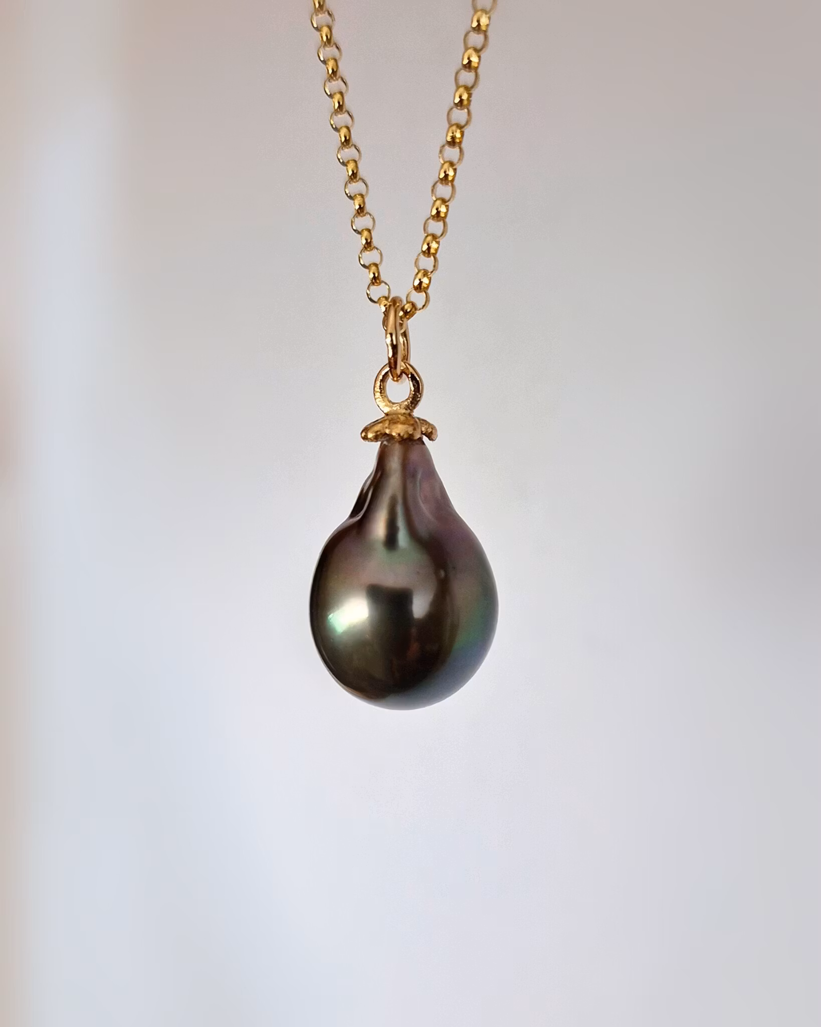 Tahitipärla med Gullviva - pärlhänge i 18K guld