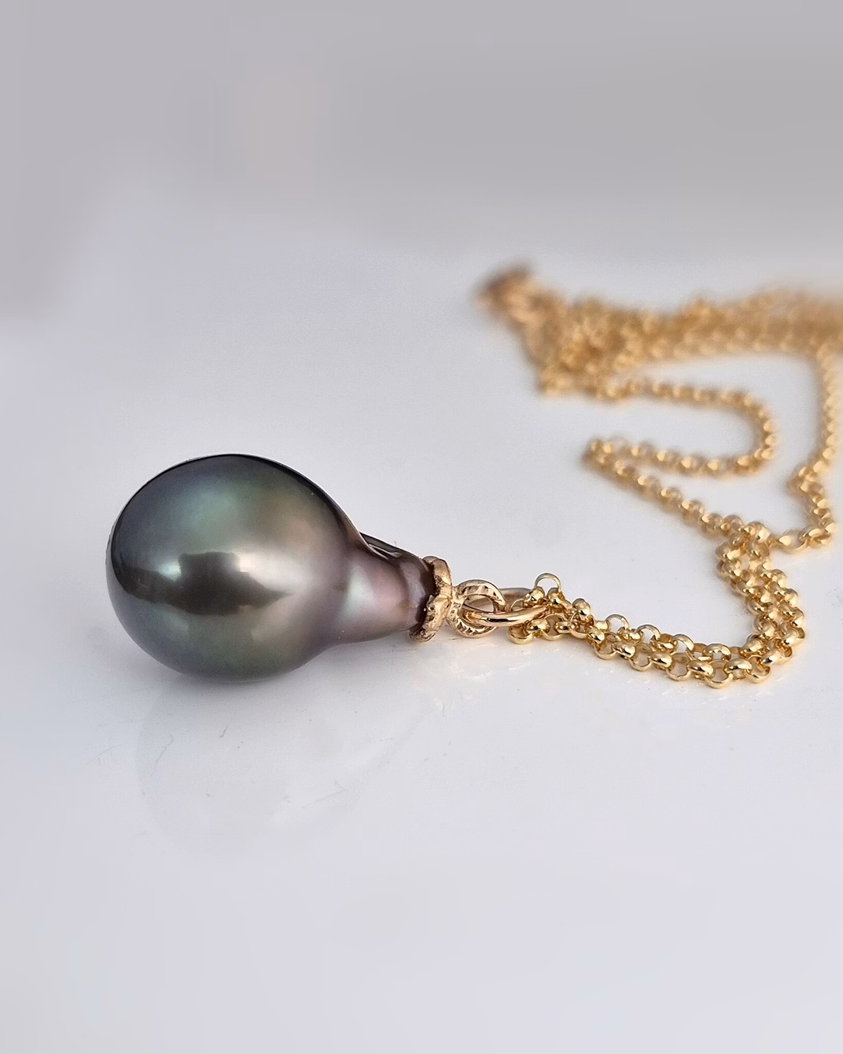 Tahitipärla med Gullviva - pärlhänge i 18K guld