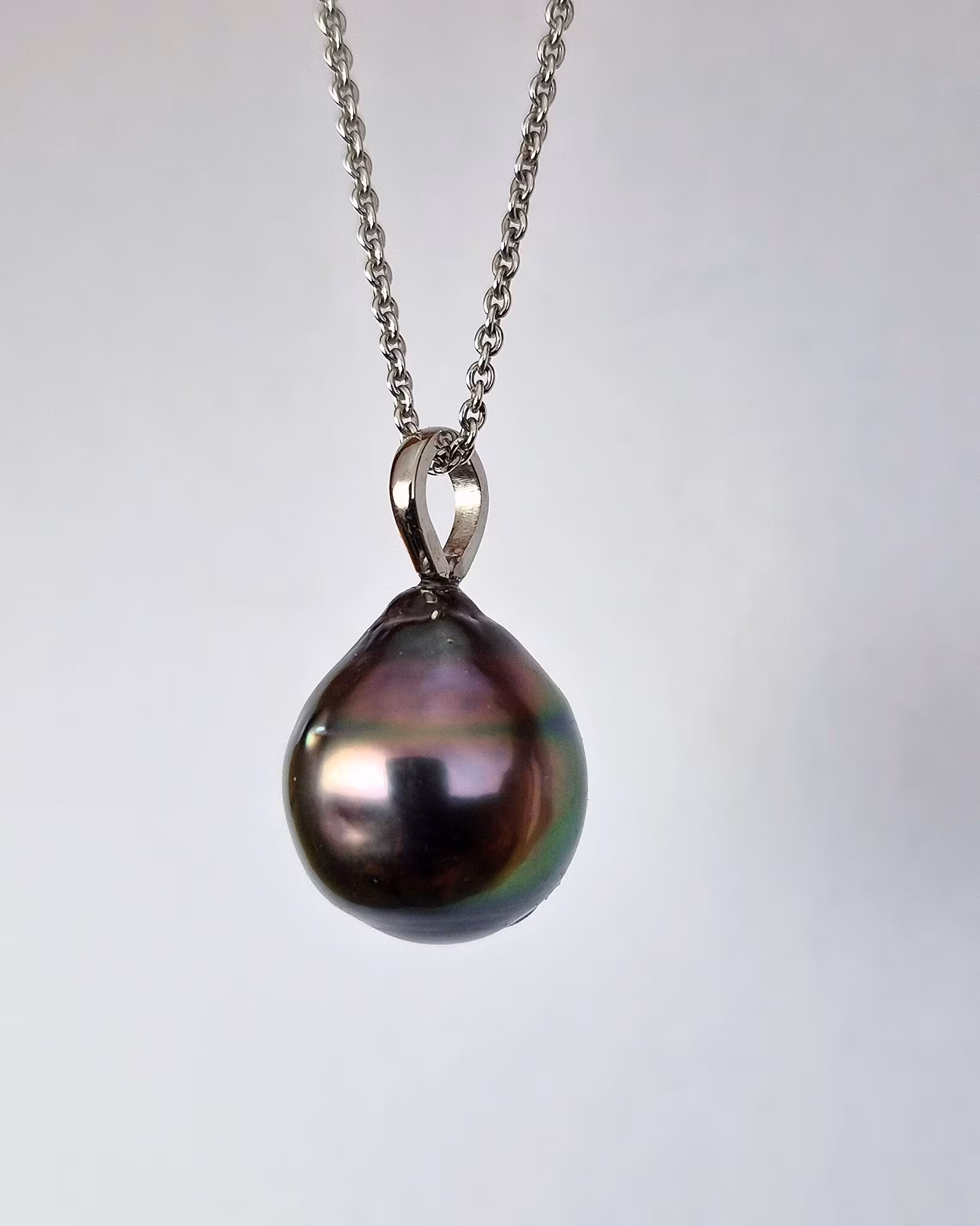 Mörk Tahitipärla med platinaögla