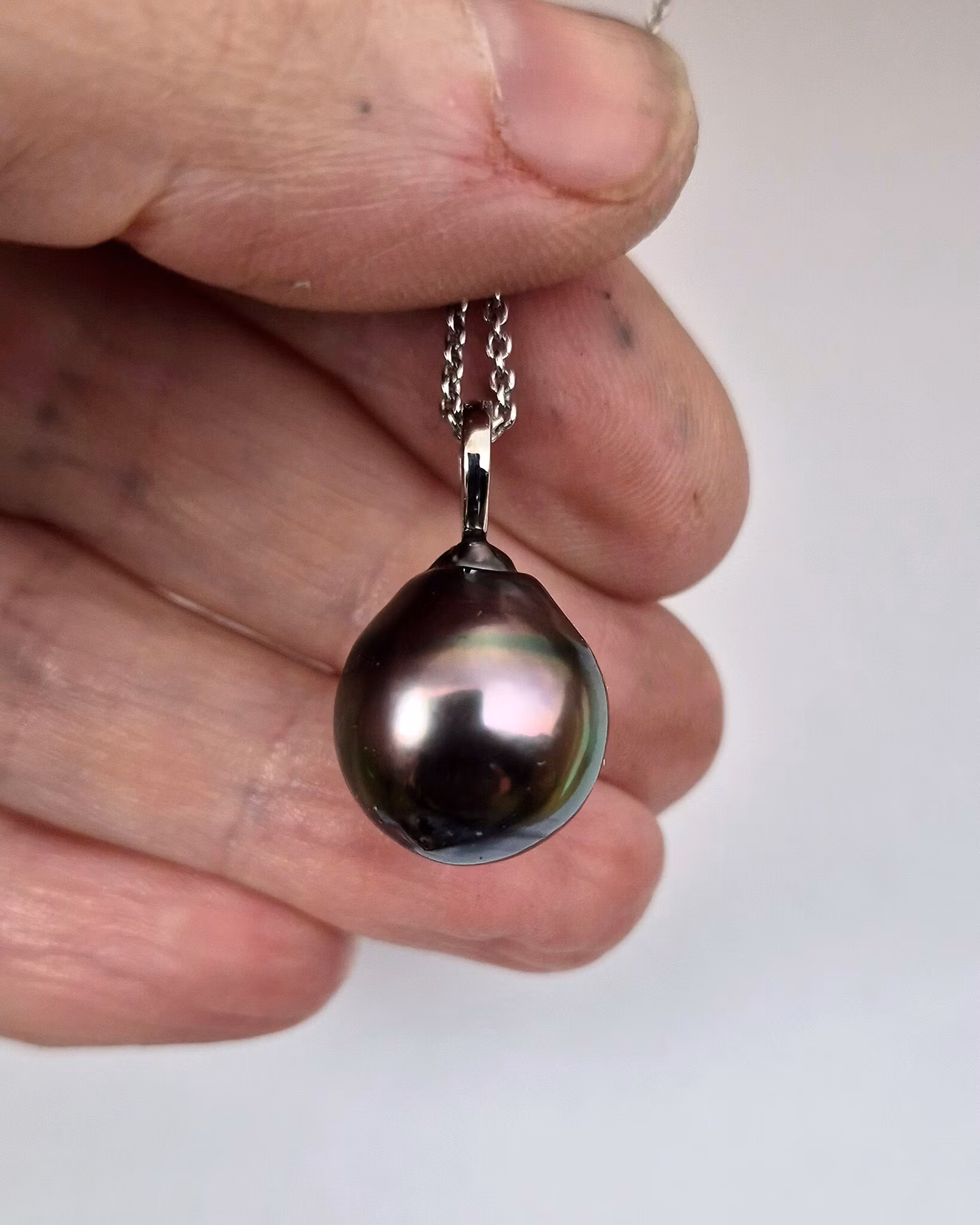 Mörk Tahitipärla med platinaögla