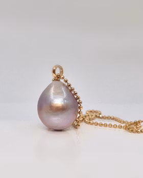 Droppformad rosa sötvattenspärla