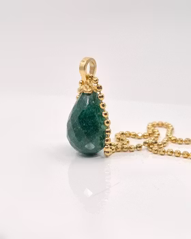 Skogsgrön Aventurin med Gullviva - hänge i 18K guld