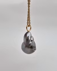 Droppformad barock Tahitipärla med guldögla