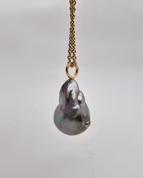 Droppformad barock Tahitipärla med guldögla