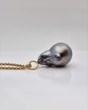 Droppformad barock Tahitipärla med guldögla