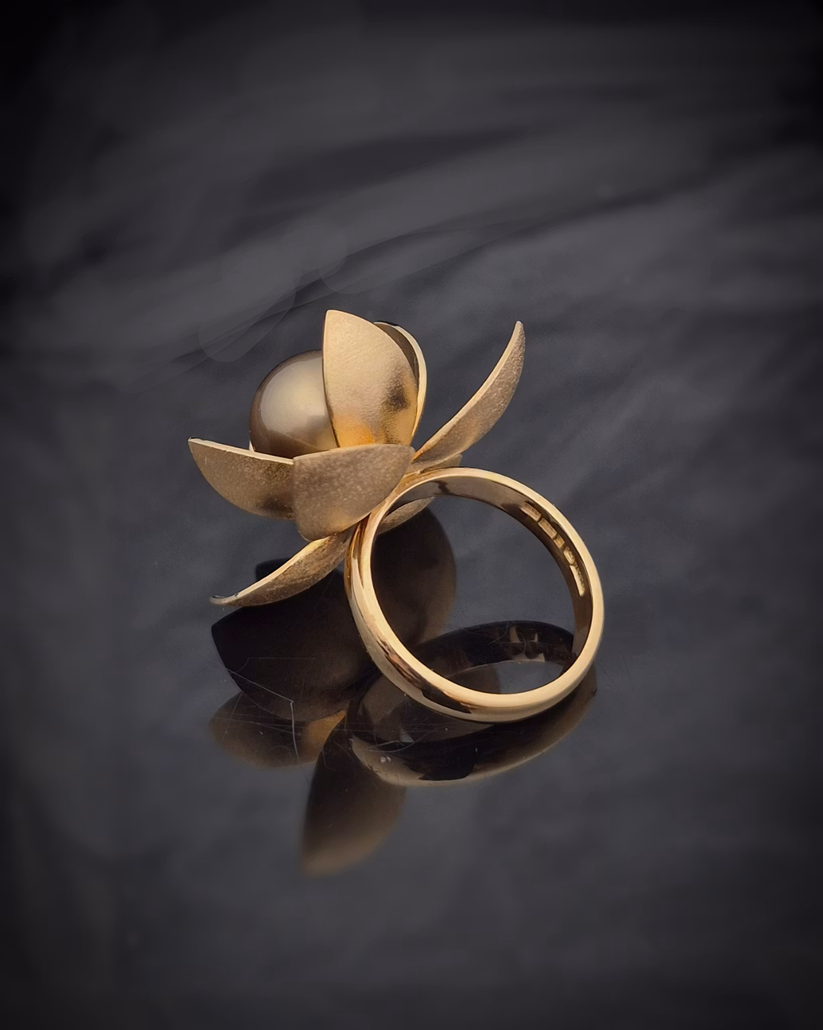 Marion - cocktailring i 18K guld med Tahitipärla