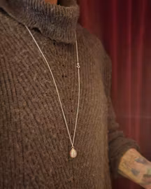 Droppformad rosa sötvattenspärla