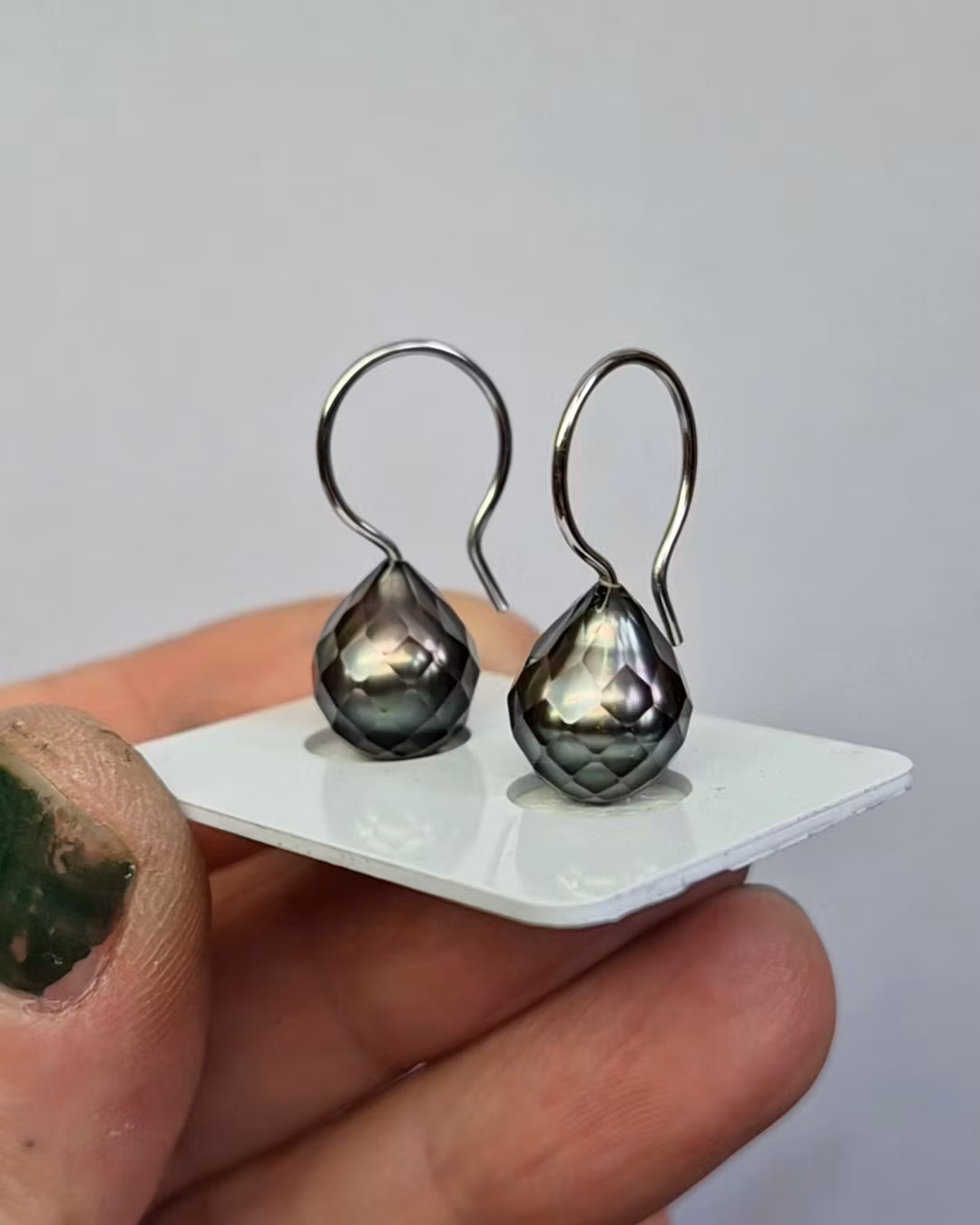 Droppformade Tahitipärlor med facettslipning - örhängen i 18K vitguld