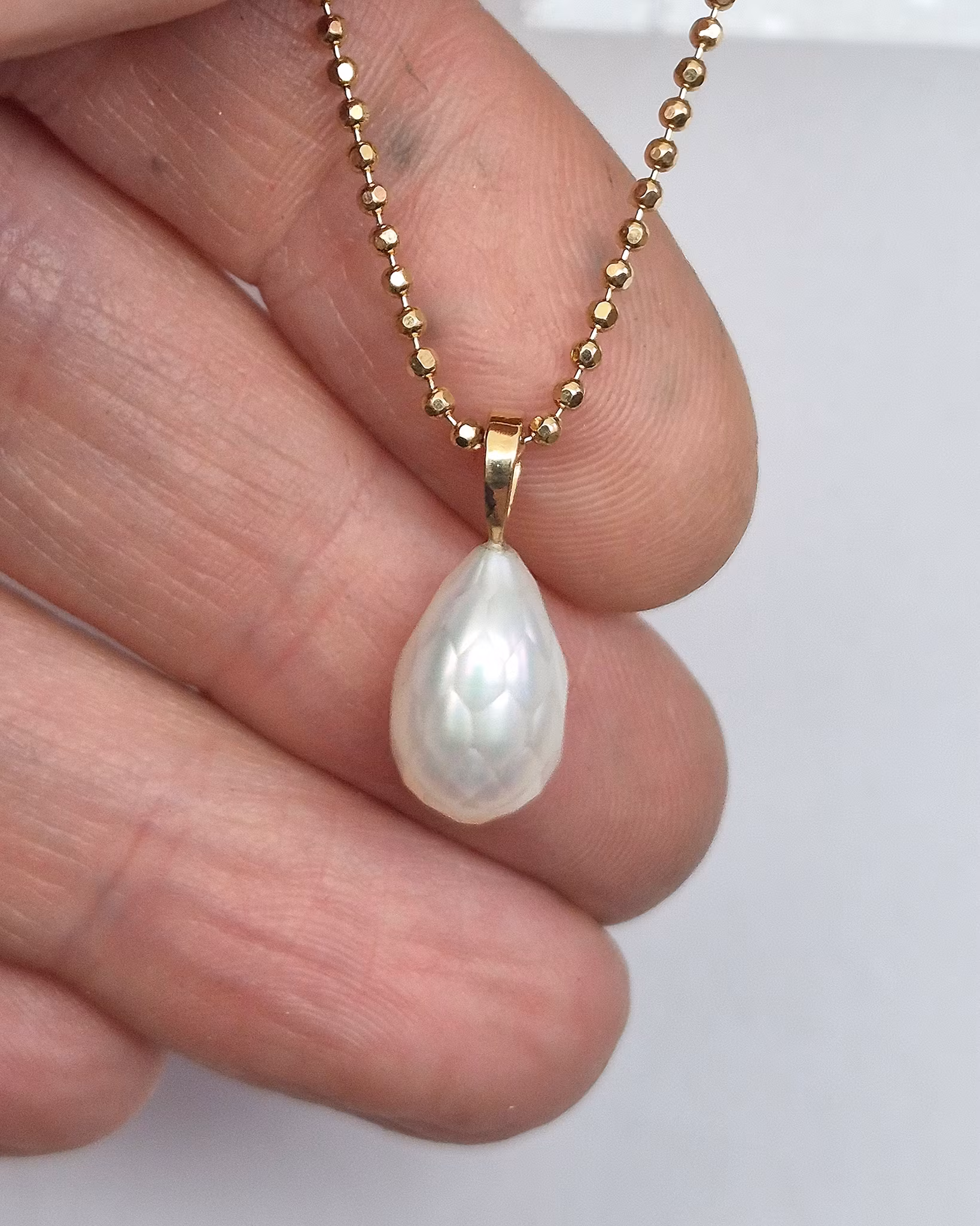 Droppformad petit Sötvattenspärla med facetter - hänge i 18K guld