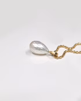 Droppformad petit Sötvattenspärla med facetter - hänge i 18K guld