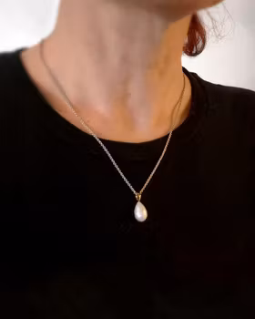 Sötvattenspärla med facetter - hänge i 18K guld