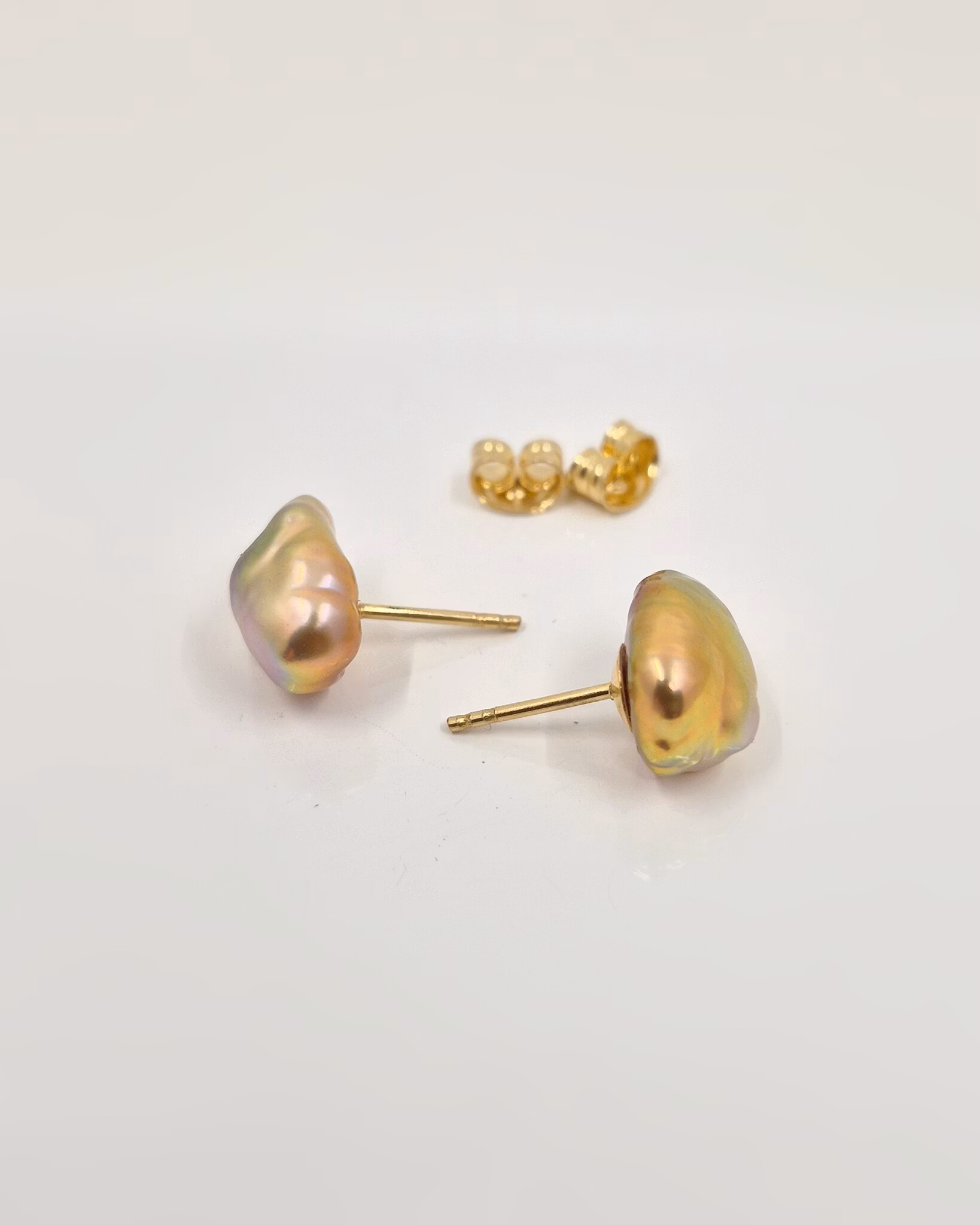 Varma Sötvattenspärlor med keshiform - örhängen i 18K guld