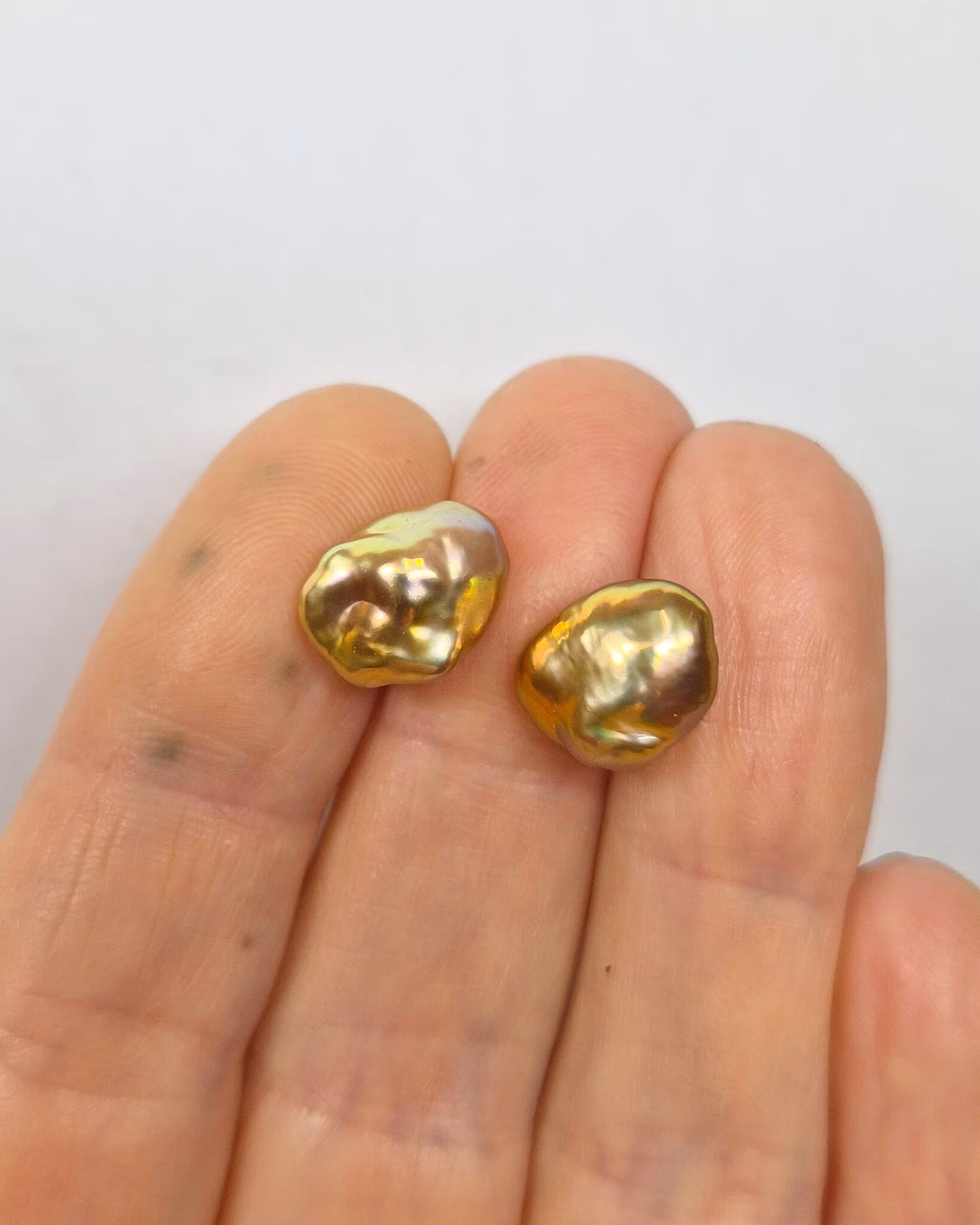 Varma Sötvattenspärlor med keshiform - örhängen i 18K guld