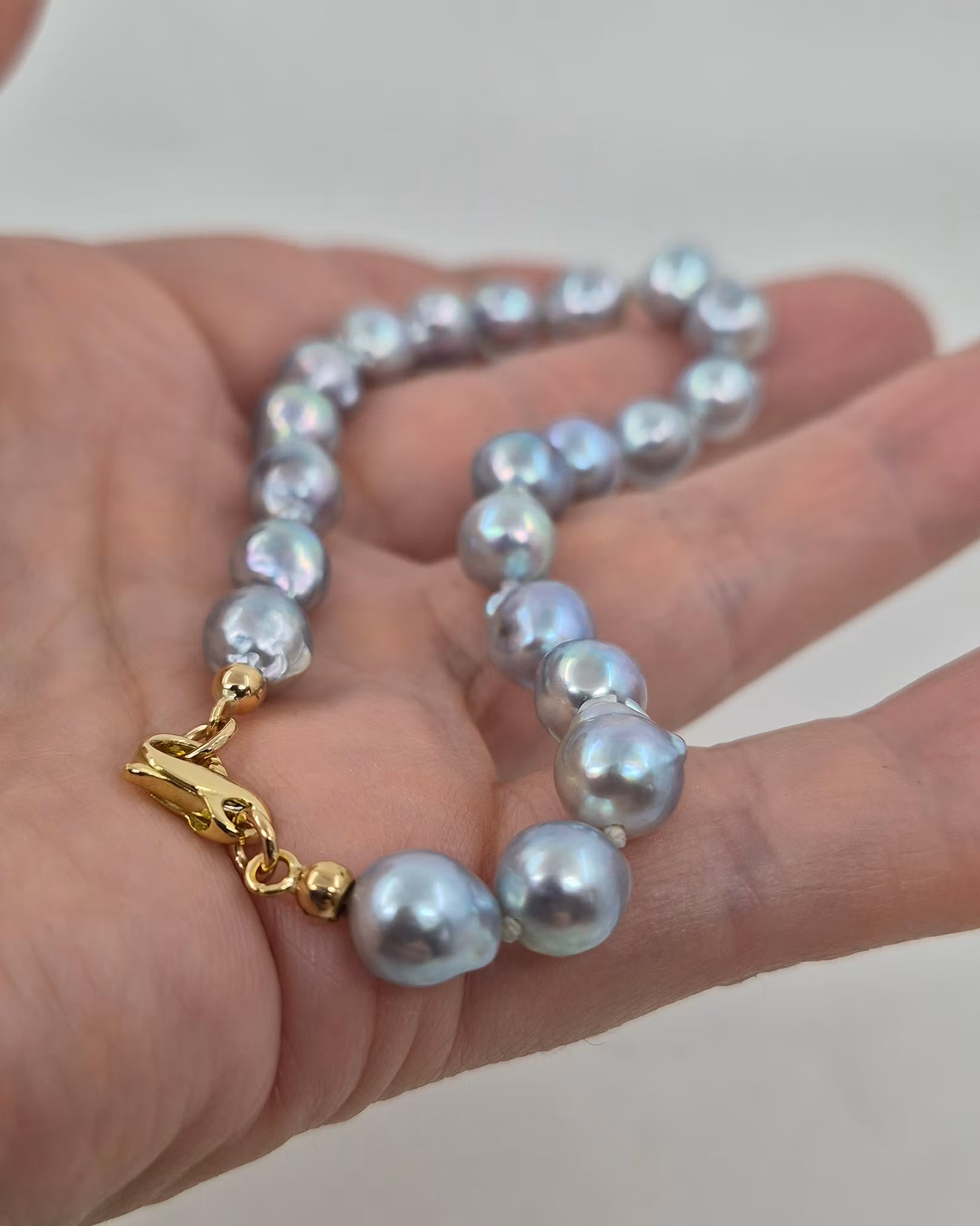 Ljusblå Akoyapärlor - armband upp till 22 cm