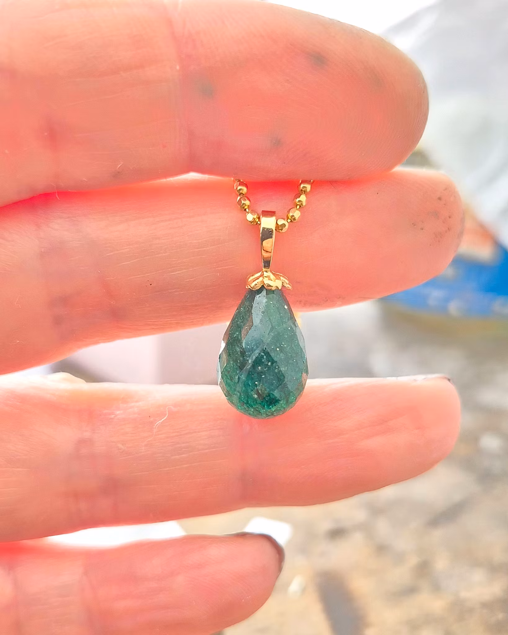 Skogsgrön Aventurin med Gullviva - hänge i 18K guld