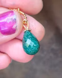 Skogsgrön Aventurin med Gullviva - hänge i 18K guld