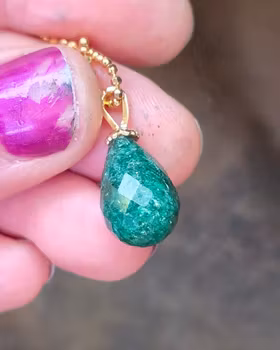 Skogsgrön Aventurin med Gullviva - hänge i 18K guld