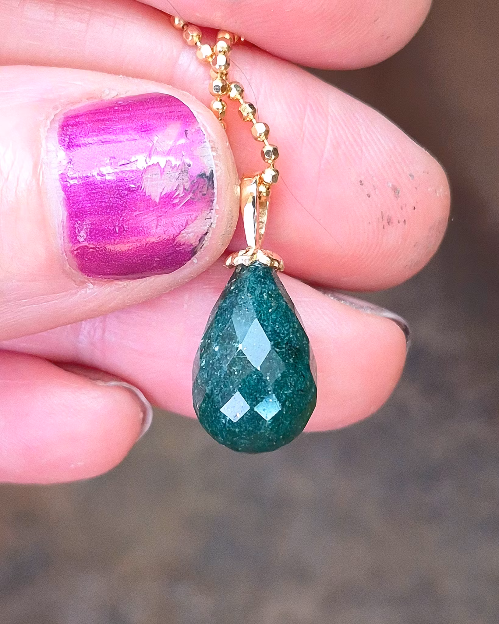 Skogsgrön Aventurin med Gullviva - hänge i 18K guld