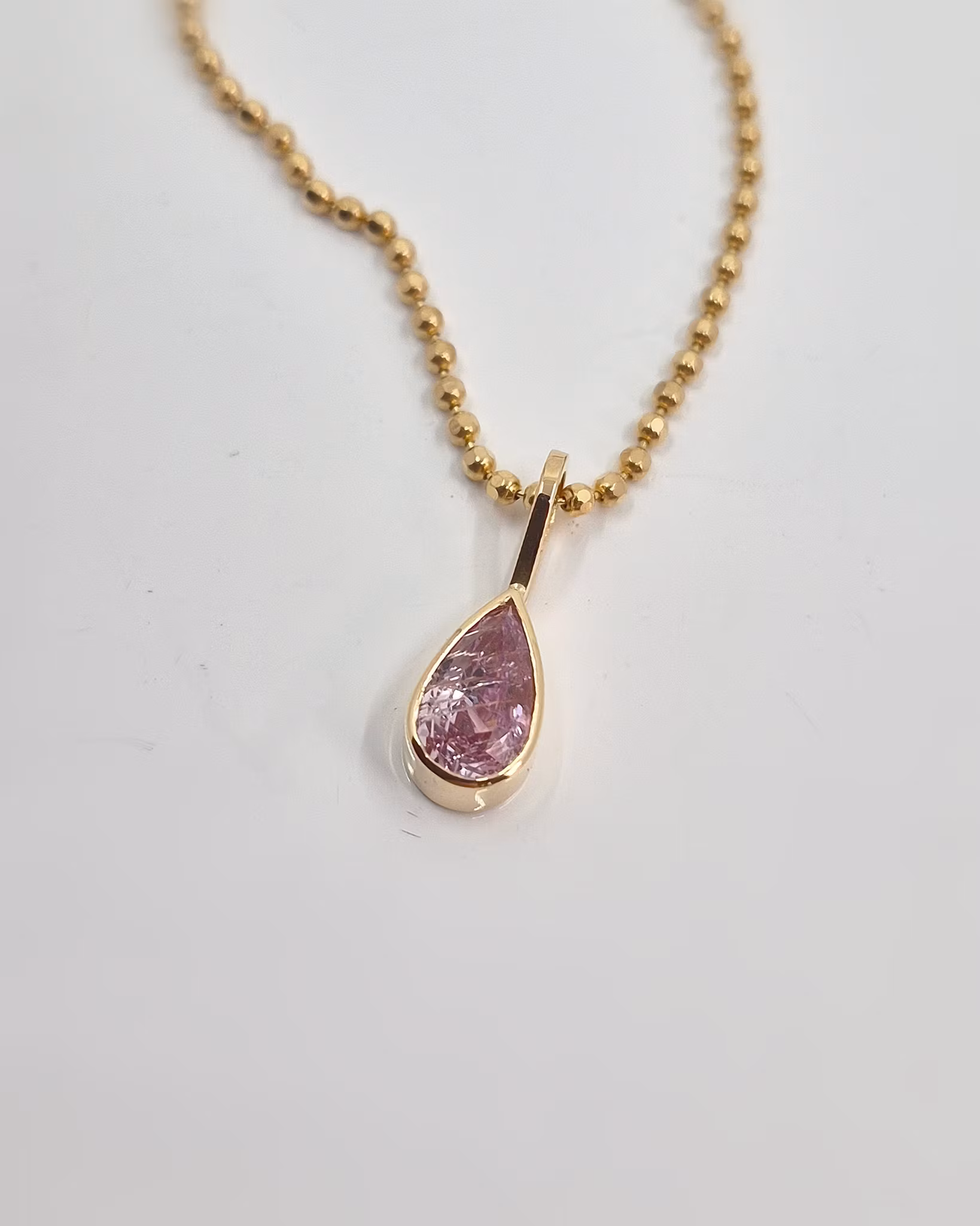 Sockervaddsrosa Safir - hänge i 18K guld