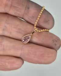 Safir med guldiga rutilnålar - hänge i 18K guld