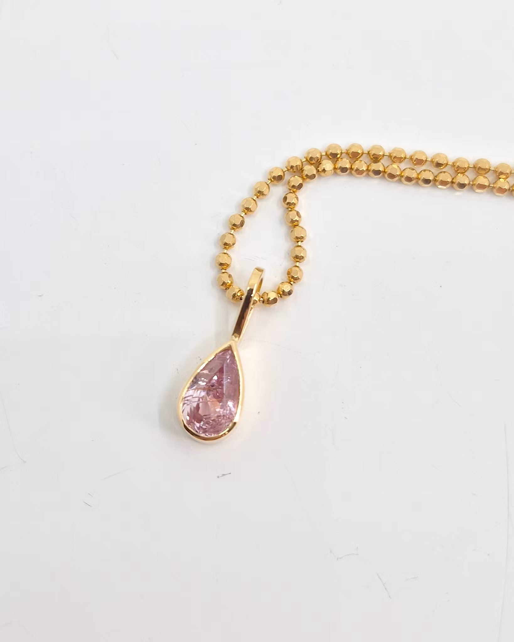 Sockervaddsrosa Safir - hänge i 18K guld