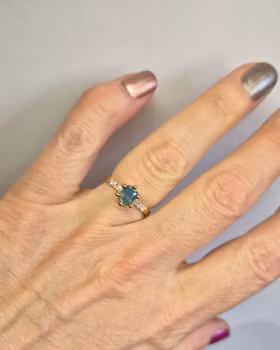 Ring i 18K guld med opalecent Safir 1,01 ct - "made by order"