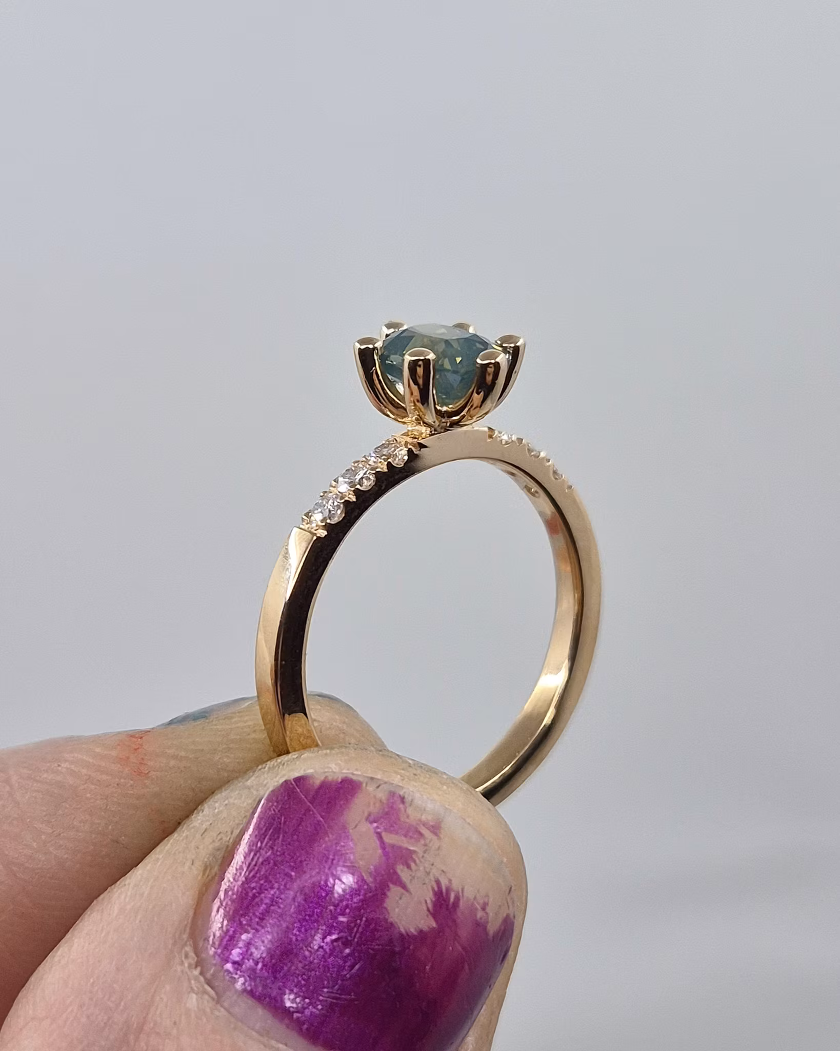 Ring i 18K guld med opalecent Safir 1,01 ct - "made by order"