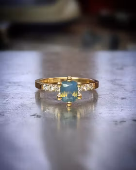 Ring i 18K guld med opalecent Safir 1,01 ct - "made by order"