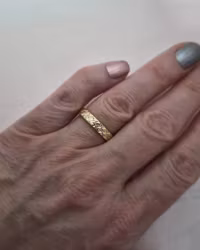 Slät ring med handgravyr Peacock 'Art Deco'