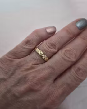 Slät ring med handgravyr Peacock 'Art Deco'