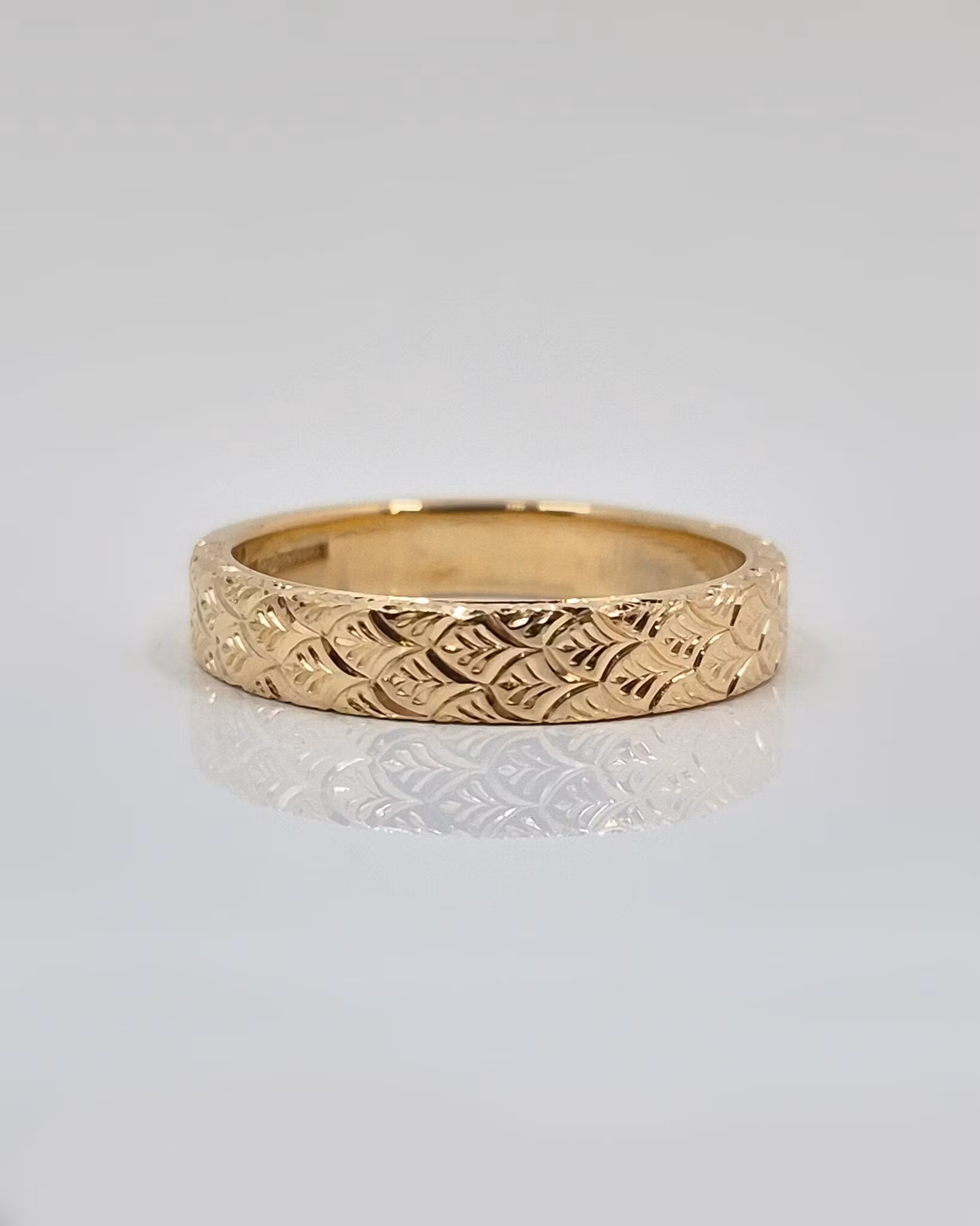 Slät ring med handgravyr Peacock 'Art Deco'