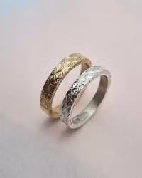 Peacock - slät ring med handgravyr 4 mm