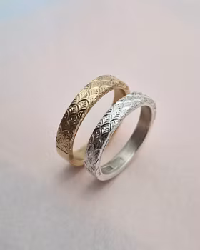 Peacock - slät ring med handgravyr 4 mm