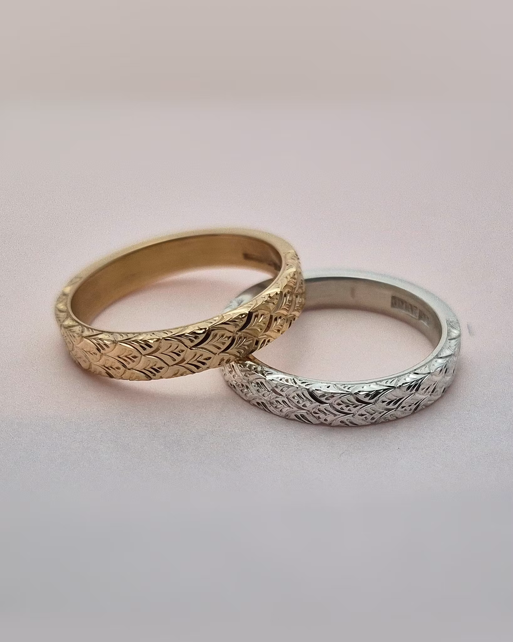 Peacock - slät ring med handgravyr 4 mm