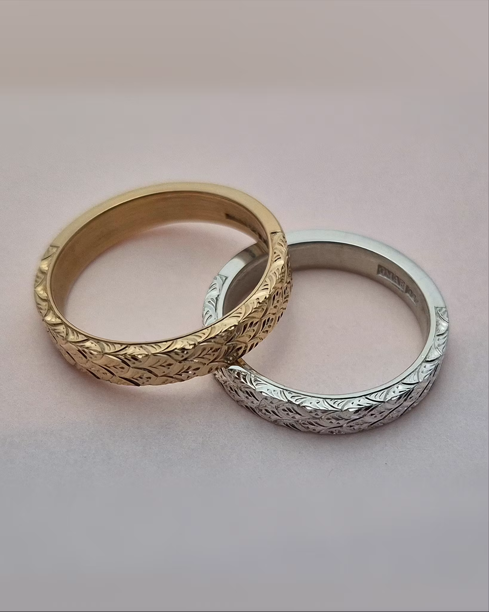 Peacock - slät ring med handgravyr 4 mm