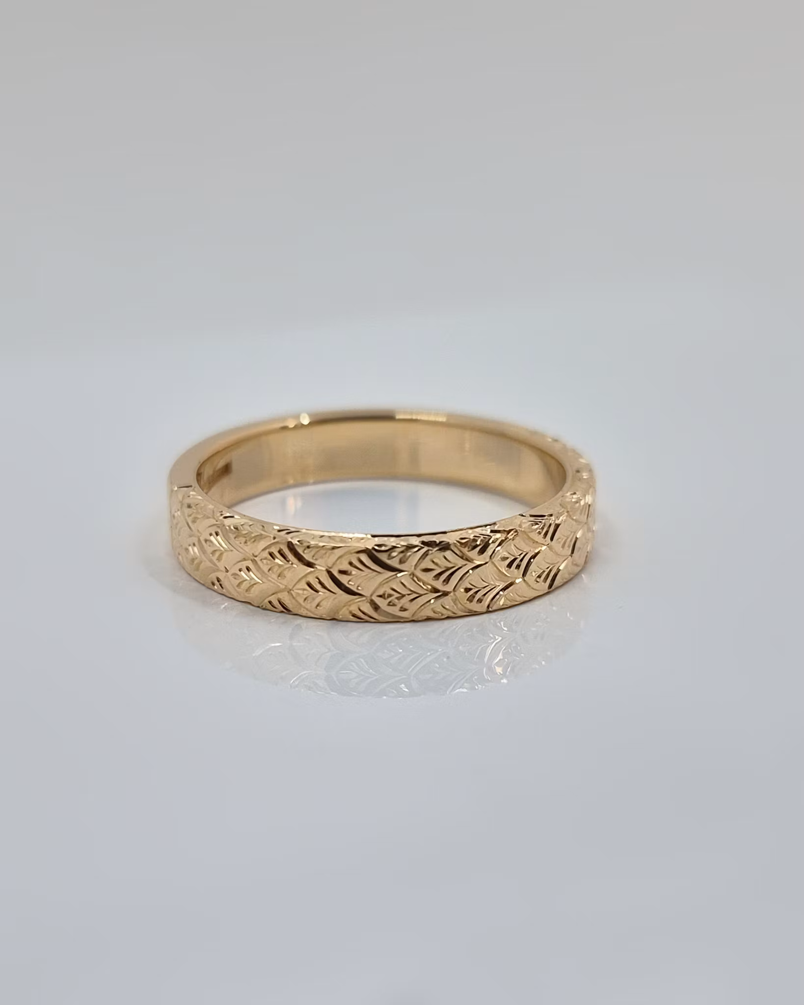 Peacock - slät ring med handgravyr 4 mm