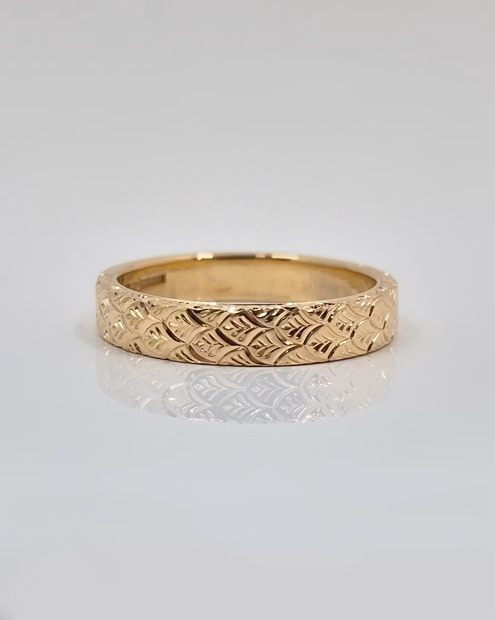 Peacock - slät ring med handgravyr 4 mm